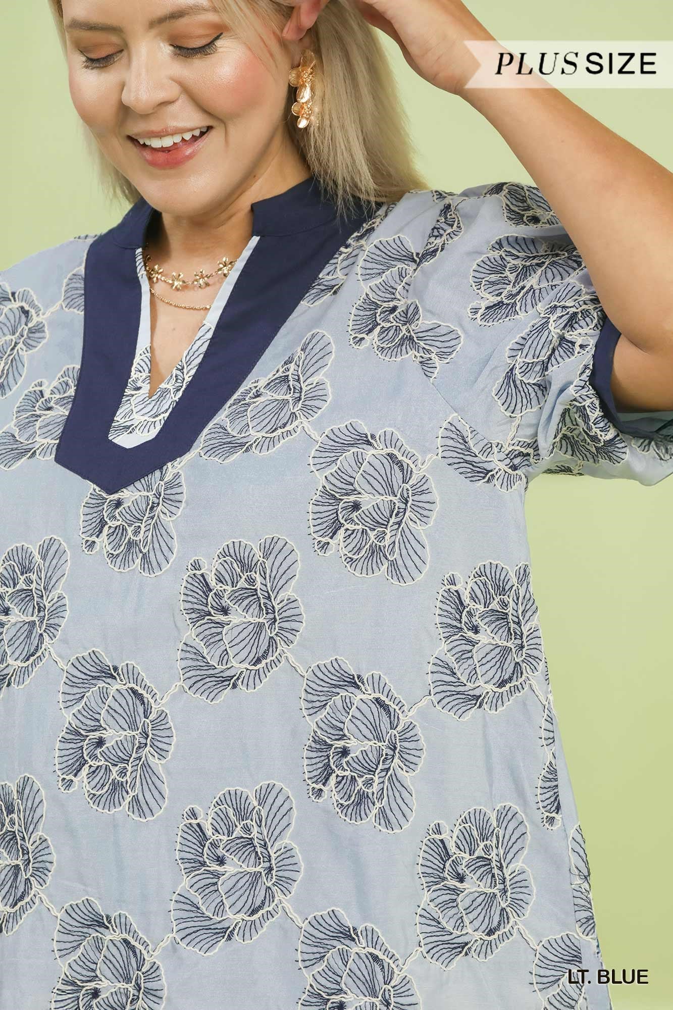 WK1507 Curvy Embroidered V-Neck Top