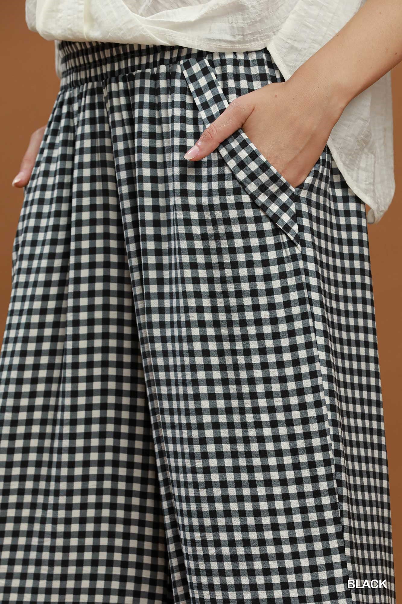 C6823 Gingham Scallop Hem Cropped Pants