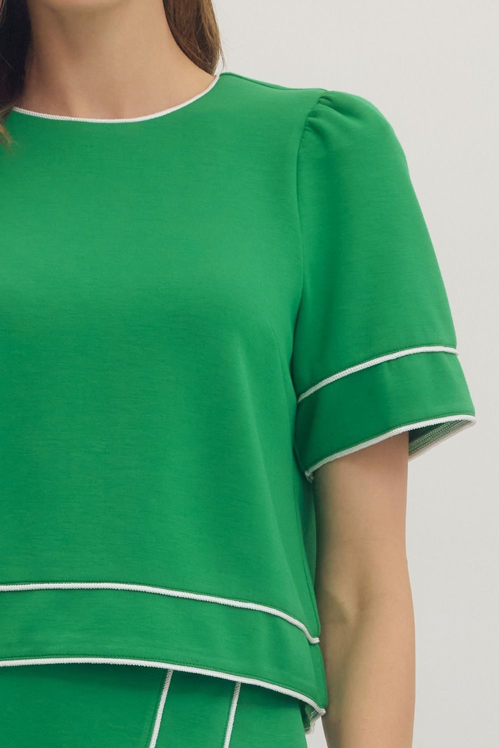 T31526 Solid Contrast Trim Top