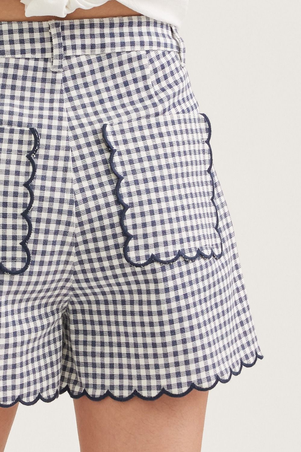 P31643 Gingham Scallop Hem Shorts