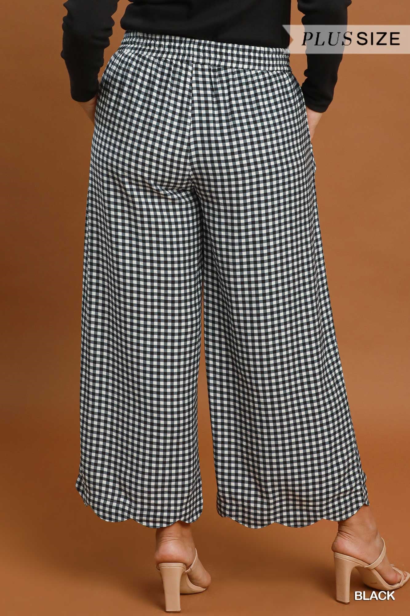 WC6823 Curvy Gingham Scallop Hem Cropped Pants