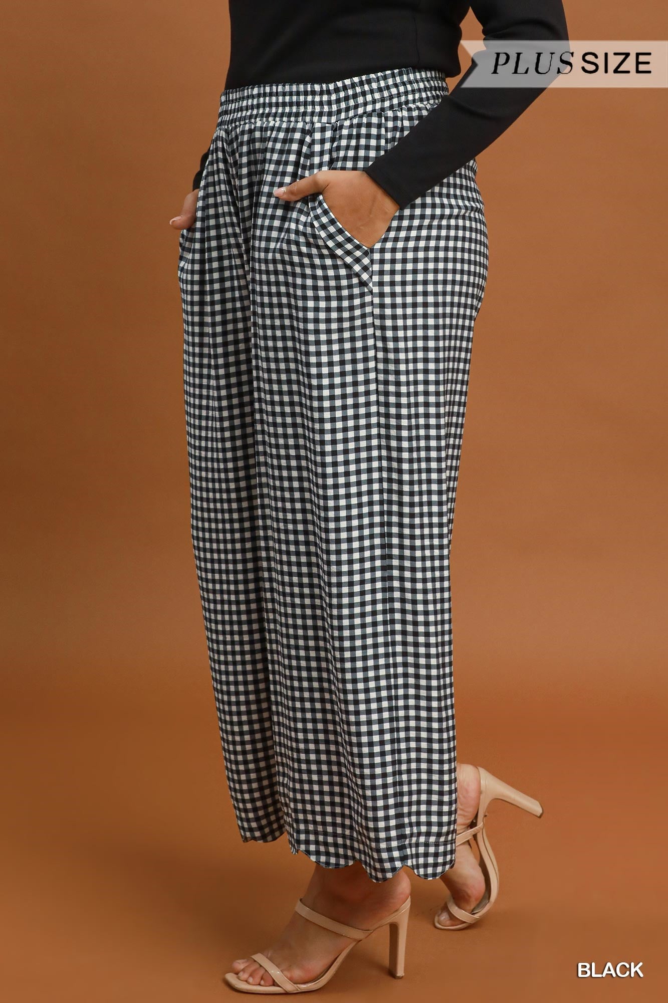 WC6823 Curvy Gingham Scallop Hem Cropped Pants