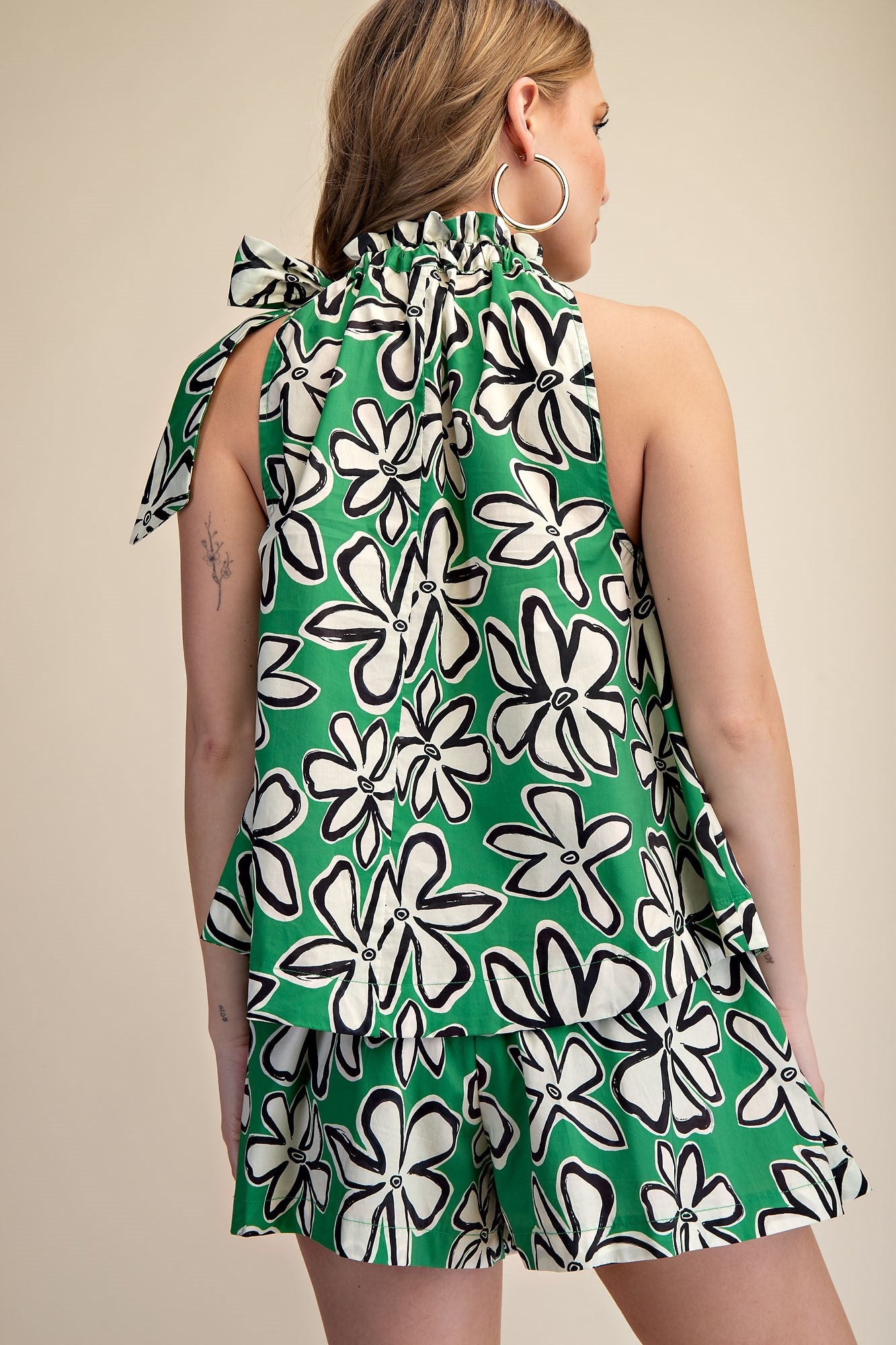 T8014 Tie Neck Sleeveless Top