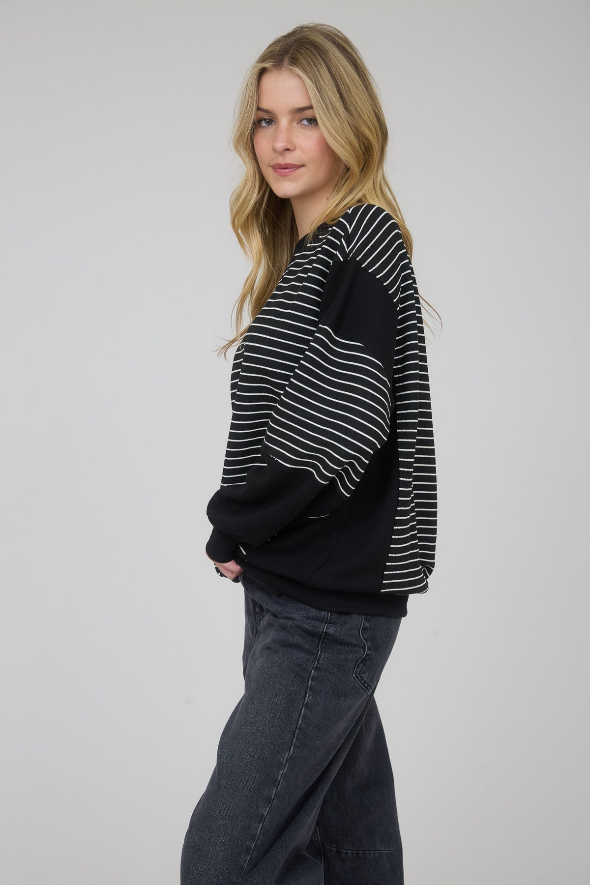 J5FT1049 Contrast Stripe Raw Edge Top