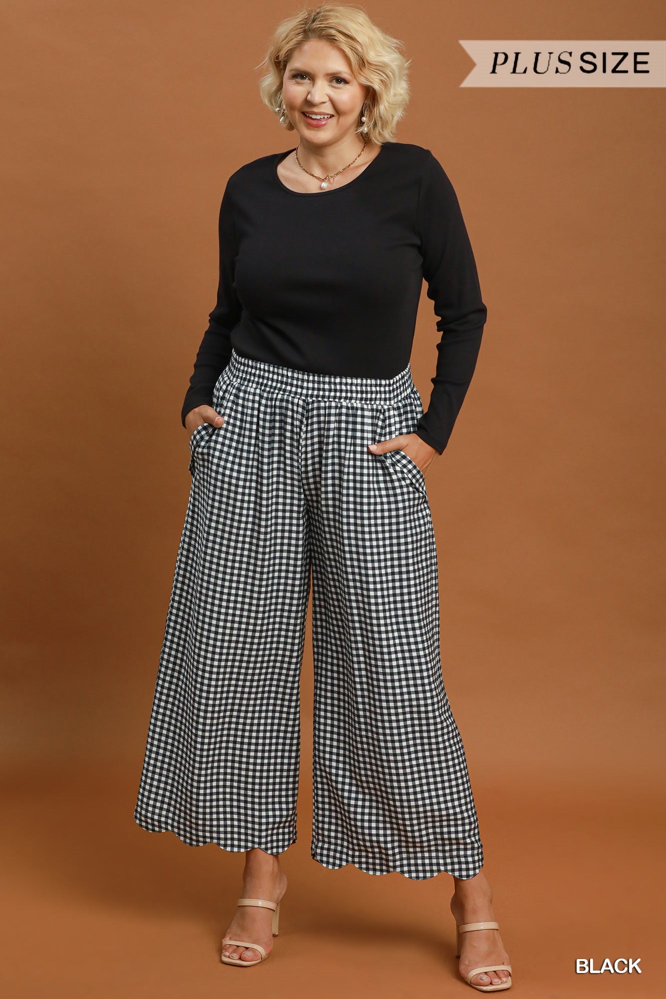 WC6823 Curvy Gingham Scallop Hem Cropped Pants
