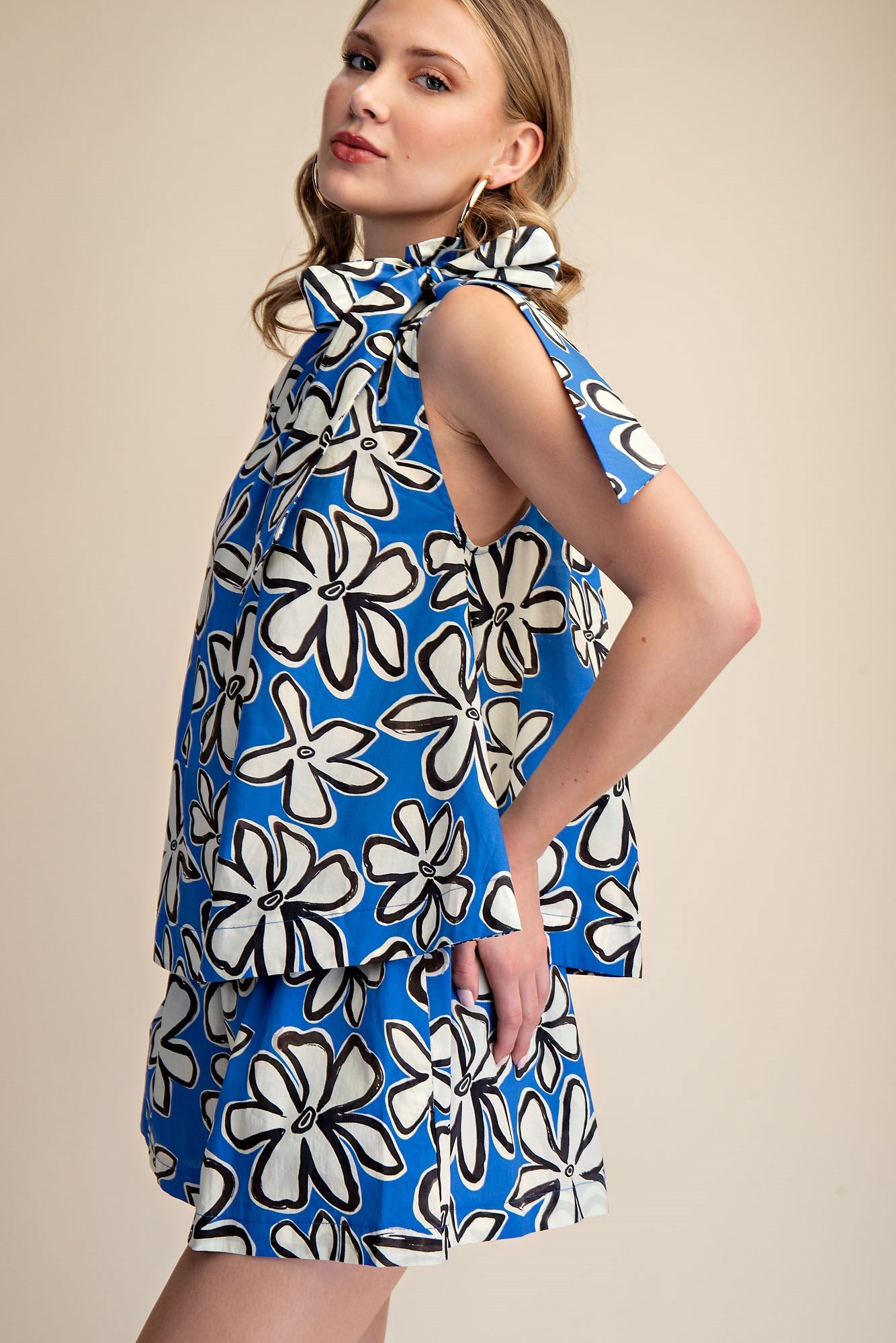 T8014 Tie Neck Sleeveless Top