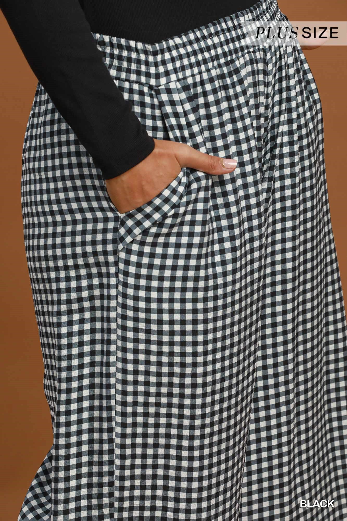WC6823 Curvy Gingham Scallop Hem Cropped Pants