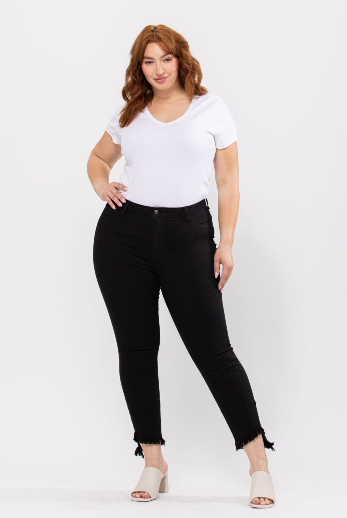 AB76316BLKP Curvy Mid Rise Crop Skinny Jeans with Fray Hem