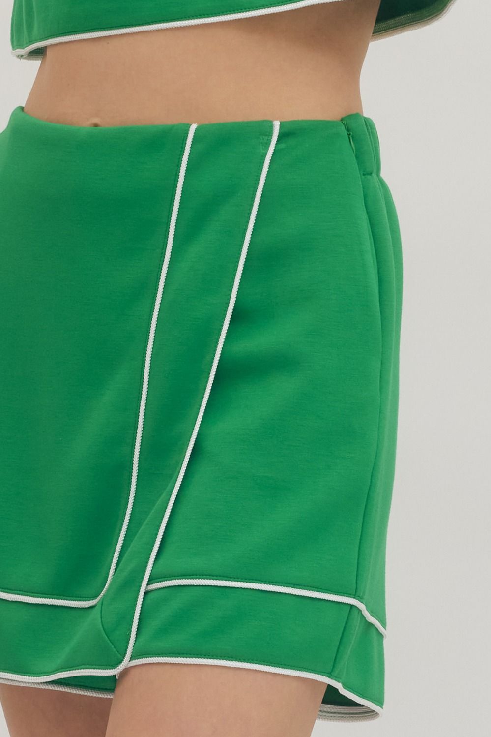 P31527 Solid Contrast Trim Skort