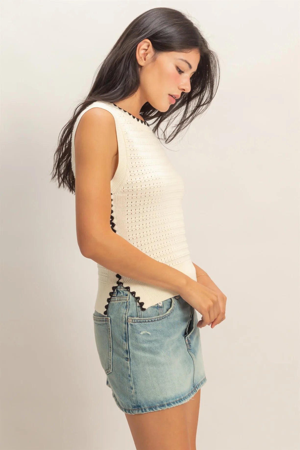 DZ26A617 Eyelet Sleeveless Top