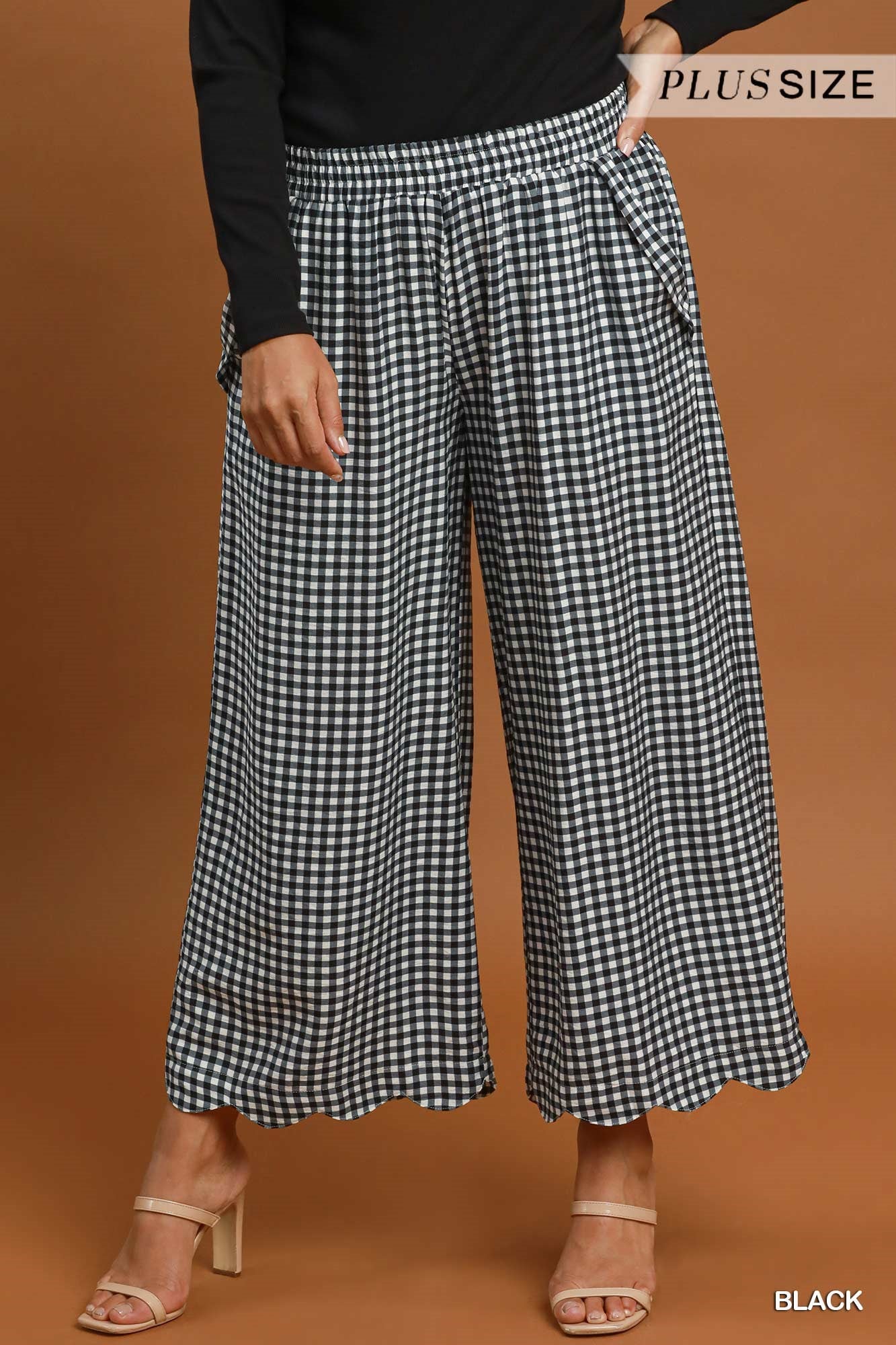 WC6823 Curvy Gingham Scallop Hem Cropped Pants
