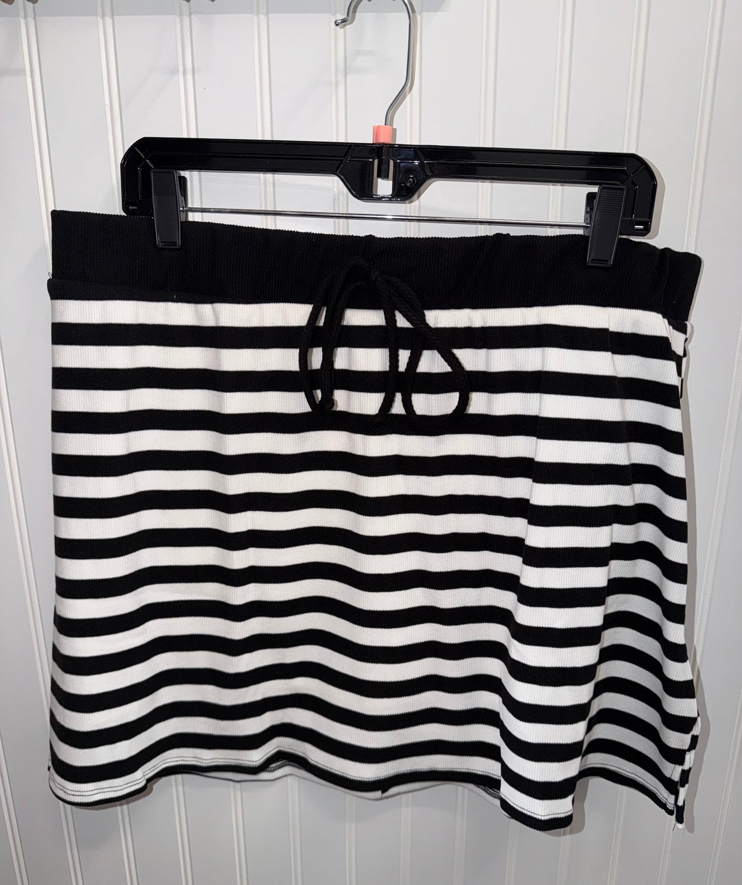 6S1563ST-PLUS Curvy Striped Skort