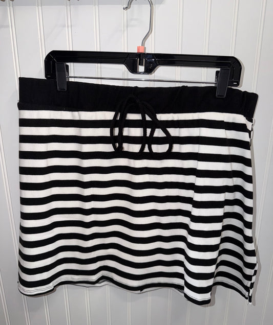 6S1563ST-PLUS Curvy Striped Skort
