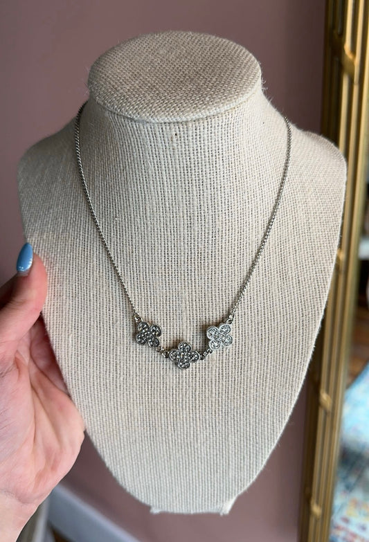 KNE8702 Rhinestone Quatrefoil Necklace