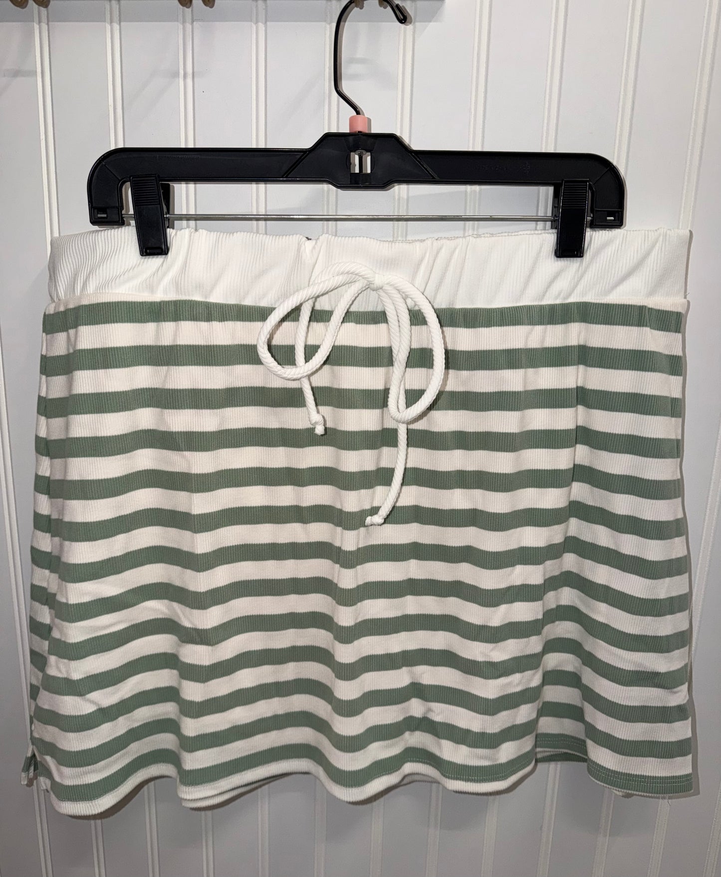 6S1563ST-PLUS Curvy Striped Skort